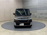 お車購入のポイントとなるフロントマスクです!シャープな目つきが印象的なデザインのヘッドランプです。