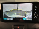 リバースギアに入れるだけで後方の表示へ切り替わります。夜間や雨の日の駐車も楽になりますよ。