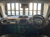 インパネデザインとなります。黒基調で落ち着いた車内となっております