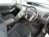 シンプルで使いやすいデザインの運転席です。