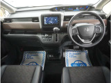 運転にかかわる様々な操作を安全に行えるように視点移動が少なく、操作性に配慮されたスイッチ類が凝縮されたコクピットです。