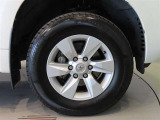 純正のアルミホイール装着車です。タイヤサイズは265/65R17です。