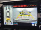 複数のカメラを駆使して車を上から見下ろした視点を合成!高精度で駐車をサポートするパノラミックビューモニター!