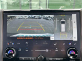 【全方位モニター】まるでクルマを真上から見下ろしたかのような視点で駐車をサポートします!クルマの斜め後ろや真横など、前後左右の4つのカメラの映像が合成されて、モニターに映し出されます。