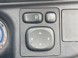 【電動格納ミラー】サイドミラーは電動格納式となっており、狭い駐車場でもキズがつくリスクを抑えられます。