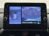 【アラウンドビューモニター】自車周辺をぐるりと俯瞰できるカメラで危険を察知。上空からの映像で自動車や障害物の位置が詳細に確認できるので、狭い駐車場でも安心して駐車できますね。
