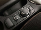 「MAZDAコネクト」コマンダー部 手元を見ることなく操作出来るように左手を自然に降ろした位置に設置。シンプルで使いやすく、機能を覚えやすいボタン配置になっています。