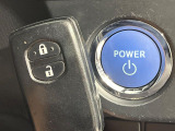 【スマートキー】カバンやポケットに入れたままでもドアの施錠・解錠が可能なスマートキーを装備。エンジンのオン・オフ時もカギを取り出す必要が無いからとっても便利です♪