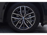 BMW純正アロイホイール。安心の純正タイヤが標準装備です。お車詳細や展示状況はフリーダイヤル(0078-6002-498412)またはBPS城東鶴見06-6933-6600迄お気軽にお問合せ下さい。