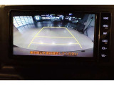 ■バックモニター■  車両後方の映像を画面に表示し、駐車などの後退操作をサポートします。