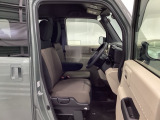 フィット感のあるシート。しっかりと支えてくれるので、長時間の運転を快適にサポートしてくれます。