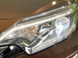 【LEDヘッドライト】悪天候や夜間走行時も良好な視界を確保し安心して運転できる高輝度LEDヘッドライトを装備!点灯速度が早く、消費電力も抑えられています。