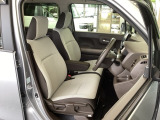 フロント広々、ベンチシートの運転席は、ハイトアジャスターが付いているので、快適にドライブができます。ハンドルはテレスコピック機能で、ハンドル位置を上・下・手前・奥に調節できます。