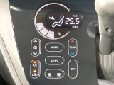 【オートエアコン】一度お好みの温度に設定すれば、車内の温度を検知し風量や温度を自動で調整。暑い&hellip;寒い&hellip;と何度もスイッチ操作をする必要はありません。快適な車内空間には必須の機能ですね♪