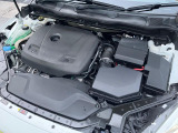 【T3エンジン(1.5L直列4気筒直噴ターボエンジン)】排気量を抑えながら、力強いパワーを発揮するまったく新しいボルボのエンジン。ゆとりあるドライビングプレジャーと心地よいドライビングフィールも実現。