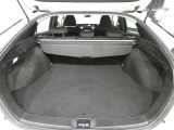 広く開口部の大きいトランクルームは、荷物の出し入れも楽です。トノカバーがあるのでプライバシーも守られますね。