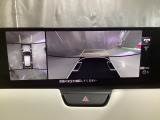 狭い場所での駐車やすれ違いなどでより的確な運転操作に役立つ360&deg;ビューモニターが装備されています。