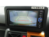 後退時に車両の後ろ側をモニター画面に表示します。車庫入れなどでバックする際に後方確認ができて便利です。車庫入れが苦手な人もこれで安心。