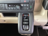 ワンアクションでスムーズな運転を支援する、エレクトリックギアセレクターに、パーキングブレーキは、電子制御パーキングブレーキです。