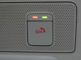 急病時や危険を感じた時、SOSコールスイッチを押すと専門のオペレータに繋がって、警察や消防への連携をサポートしてくれます。また、万が一の事故発生時には、エアバッグ展開と連動して自動通報します。