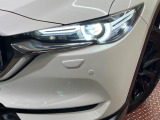 【LEDヘッドライト】悪天候や夜間走行時も良好な視界を確保し安心して運転できる高輝度LEDヘッドライトを装備!点灯速度が早く、消費電力も抑えられています。