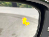 【ブラインドスポットインフォメーション】走行中、ドアミラーの死角になりやすい箇所に後続車が接近するとサイドミラー付近に警告を表示、ドライバーに注意喚起をしてくれます。