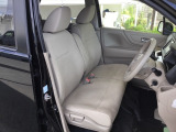 【ベンチシート】運転席と助手席の移動もスムーズ!狭い駐車場での乗り降りや、お子様の乗り降りにも便利です。座席の間にコンソールボックスやドリンクホルダーがないため、車内空間が広く感じます。