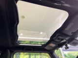 【ガラスルーフ】ガラスルーフ搭載で車内の解放感が一気にアップ!開放的なドライブをお楽しみいただけます。