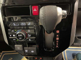 オートエアコン♪お好みの温度に設定するだけで車内を快適空間にしてくれますよ♪