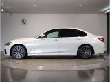 BMWではロングホイールベースの採用をしており、すべての車種に適用され、走行中の安定感の向上されております。また室内空間の広さにも貢献しております。