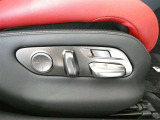 運転席のシート調整を電動で調整できます。無段階調整なので、どなたにもピッタリの調整が可能です。