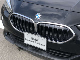 左右のキドニー・グリルの中心にはBMWのエンブレムが鎮座し、個性を放つデザイン性を兼ね備えました。