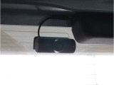 ◆車内カメラ◆前方・後方はもちろん、車内向きのカメラでも記録。左右をワイドに撮ることができ、幅寄せや側面衝突、威圧的なドライバーの危険行為など、クルマ周囲のトラブルもしっかり記録できます。
