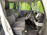 運転席まわりには十分なスペースがあり、大柄な方でもゆったり運転していただける環境です。
