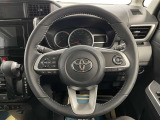 快適な操作性の運転席、ハンドルも綺麗に清掃済みです!もちろん安全を守るエアバッグも装備しているので安心してお乗りいただけます(^^)