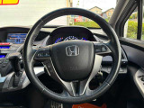 【純正革巻きステアリング】上質な革を使用することで、手にしっかり馴染みとても運転しやすいハンドルです♪