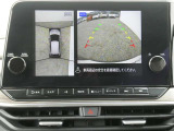 全周囲カメラで、クルマを上空から見下ろしているかのような映像を映し出します。周囲の状況がひと目でわかります!