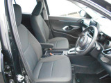 運転席は、ひじ掛け付きのシートでゆったり座れます!!