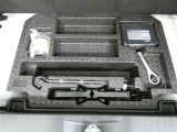 パンク修理剤とエアーポンプのセットです。スペアタイヤは装備していませんが空いたスペースを小物入れとして使用できます