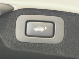 【パワートランクリッド】スマートキーや運転席のボタンを押すだけでリアゲートが自動でしまります!荷物を持っている時や、高い位置にあるバックドアを閉める際に便利な機能です♪