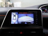 パノラミックビューモニター付きです。車両を上から見たような映像をディスプレイオーディオ画面に表示。運転席からの目視だけでは見にくい、車両周辺の状況をリアルタイムでしっかり確認できます。