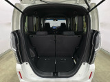 開口部も広く荷物の積み下ろしもしやすいお車となっております。シートの背もたれは5:5の割合で背もたれを可倒でき、前後のシートスライドもできるので荷室をひろげることができます。