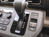 ブレーキホールド付き電子制御パーキングブレーキを採用!ブレーキホールドは、停車中にブレーキペダルを踏み続けなくてもブレーキを保持する機能で、信号待ちや渋滞時に役立ちます。