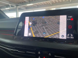 10インチの大型全面タッチスクリーンを搭載。ナビシステムの範囲を超えて車両を総合的に管理できるインフォテイメントシステムです。