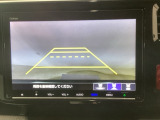 【バックカメラ】運転が苦手な方も車庫入れラクラクです!ギアをリバースに入れれば自動的に切り換わりますので、面倒な操作は不要です♪狭い駐車場もお車を傷つけず安心ですね!