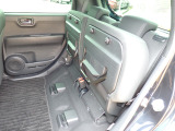 ◆チップアップ&ダイブダウン機構付【ULTR SEAT】は後席座面を左右分割で跳ね上げることができます。トランクで積載できない背の高い荷物をラクラク収納できます。ホンダ車ならではの人気装備です。