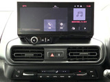 タッチスクリーンをタップスワイプするだけですべての機能を呼び出せます。AppleCarPlayおよびAndroid Auto対応。