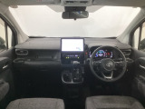 【前方視界】開放的な前方視界!運転がしやすく疲れにくいです♪窓が大きく、見通しがとっても良いおクルマですよ♪