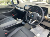 【コックピットシート】BMW車の主役席。車体中央にくる様に配置し車両重心とが一致する事でドライバーと車との一体感あるドライビングを実現。人間工学に基づき形成した形状が長時間のドライブ疲労も軽減します!