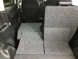 トランクルーム!リアシートは片方ずつ倒せます。乗車員数や積む荷物に応じてアレンジが可能ですので多彩に使えてとても便利です。